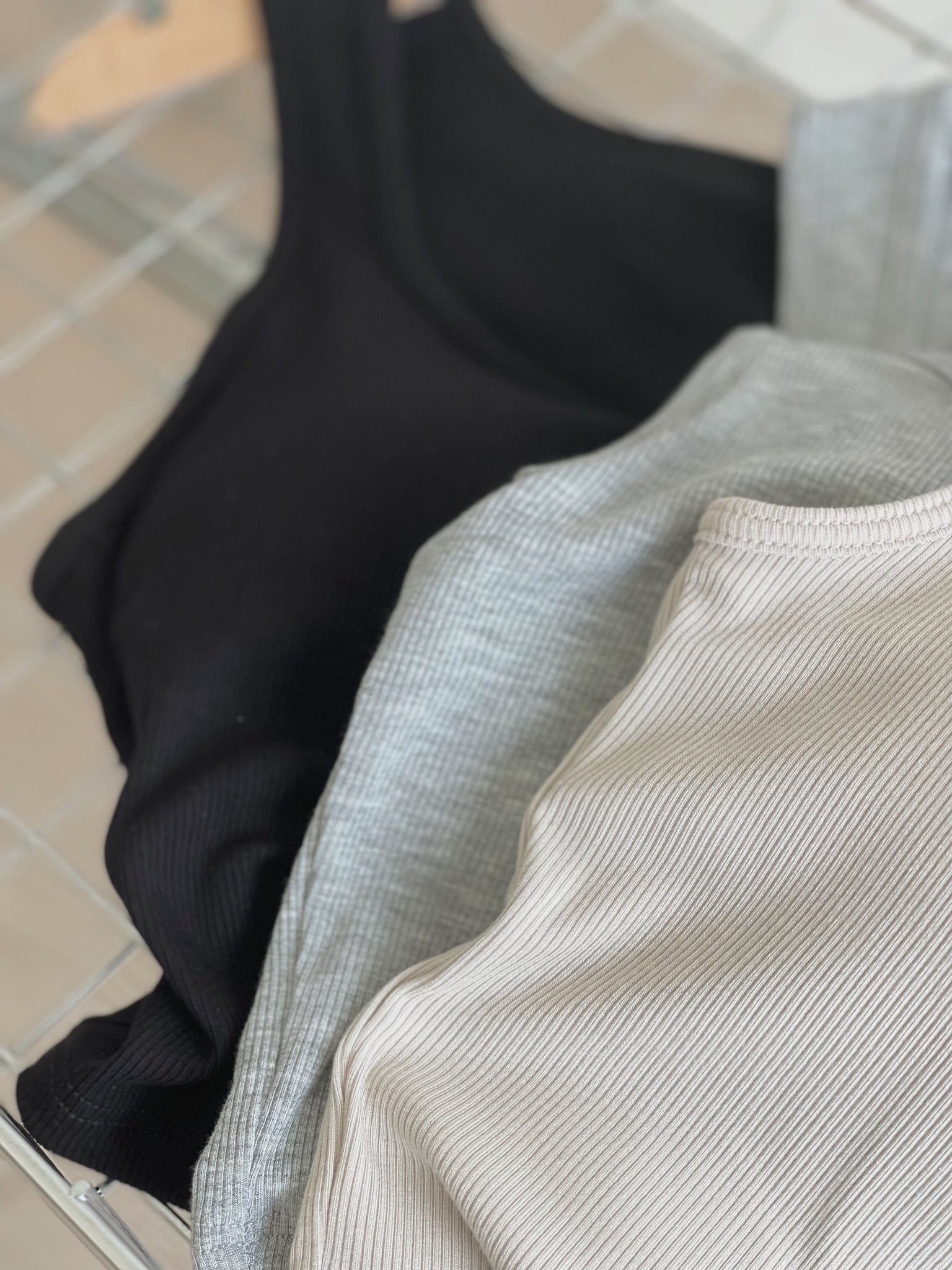 Wide Strap Padded Top / 宽肩锁骨方领