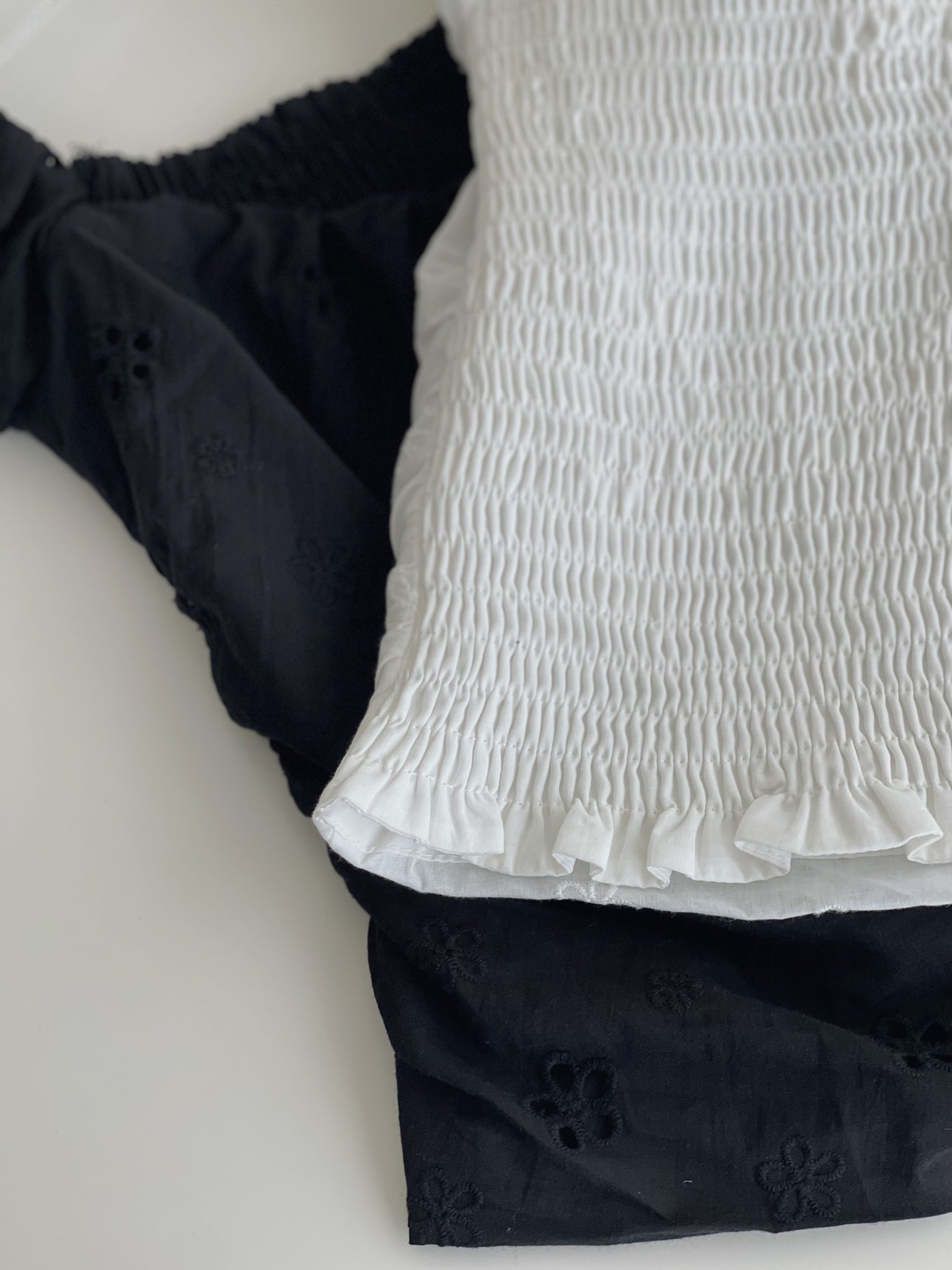 Eyelet Off Shoulder Top / 镂空显瘦一字肩上衣