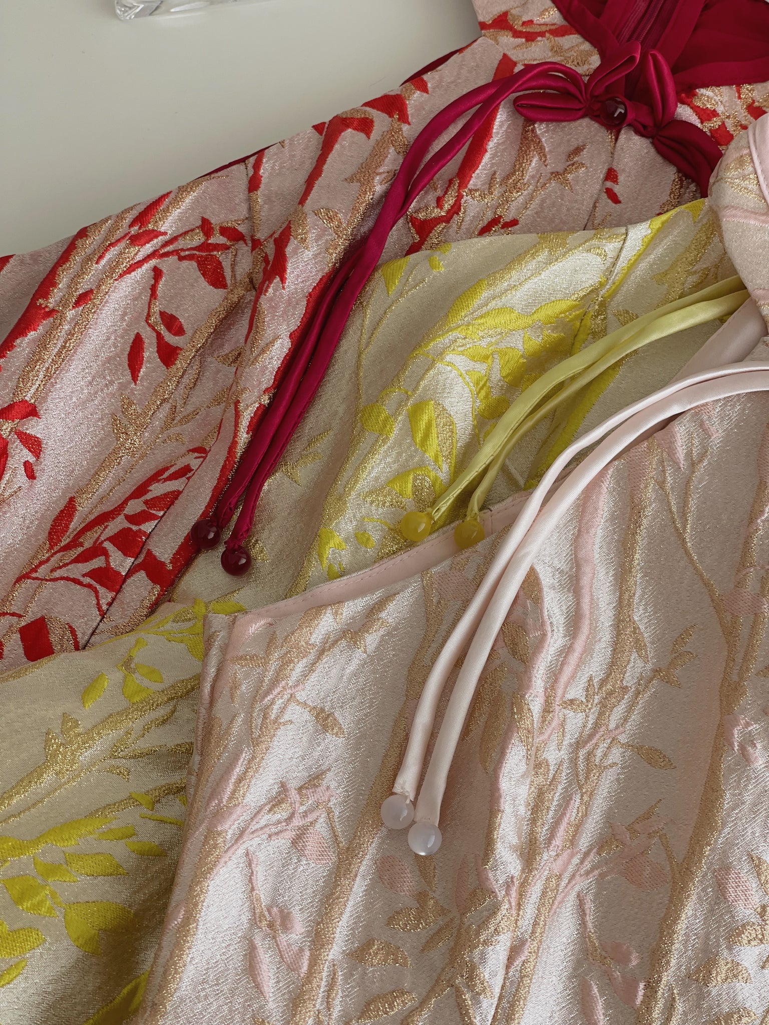 Lustrous Gold Brocade Halter Top / 金缕流芳-浮雕提花旗袍上衣