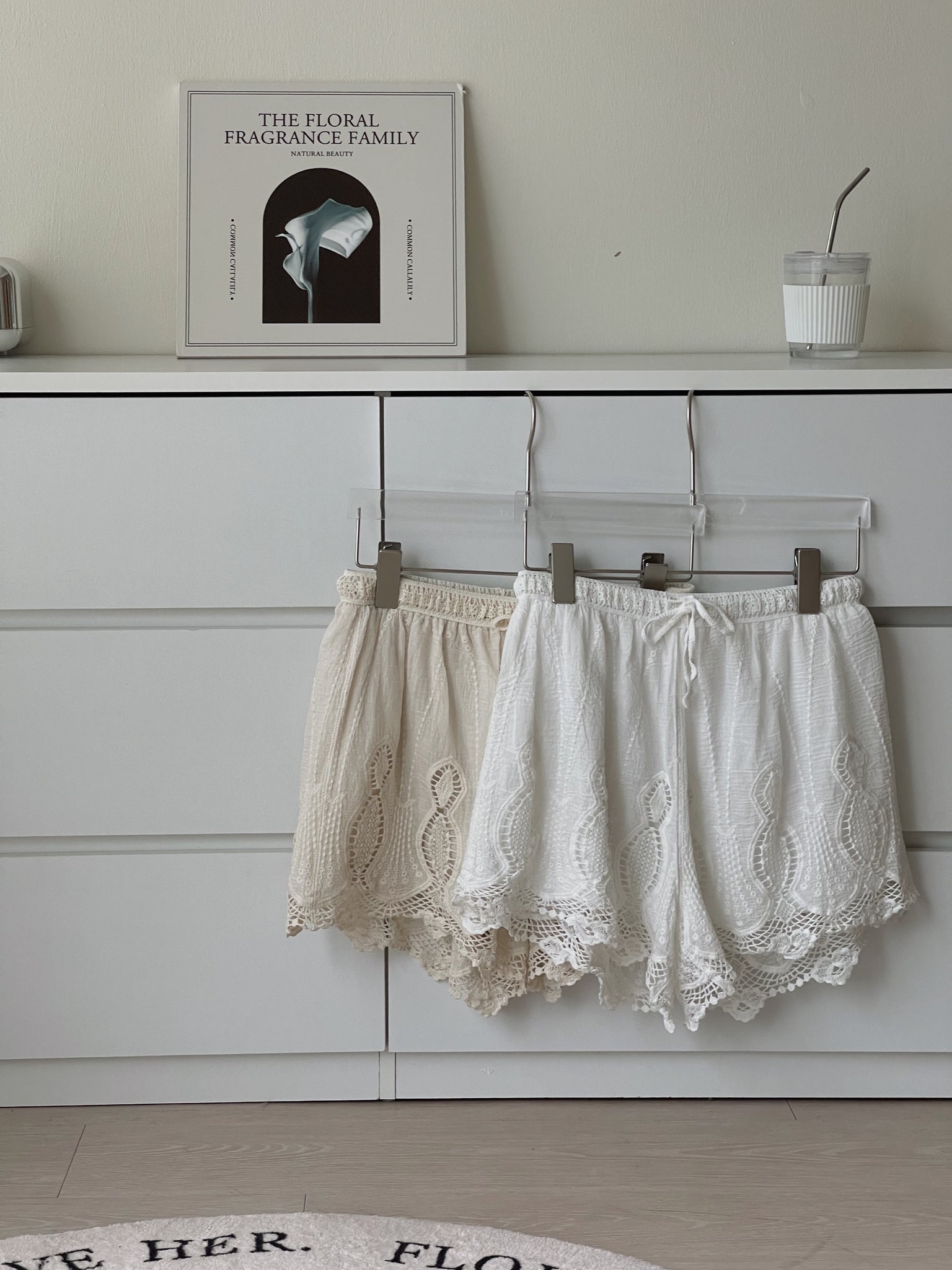 Crochet Lace Hem Shorts / 镂空刺绣短裤