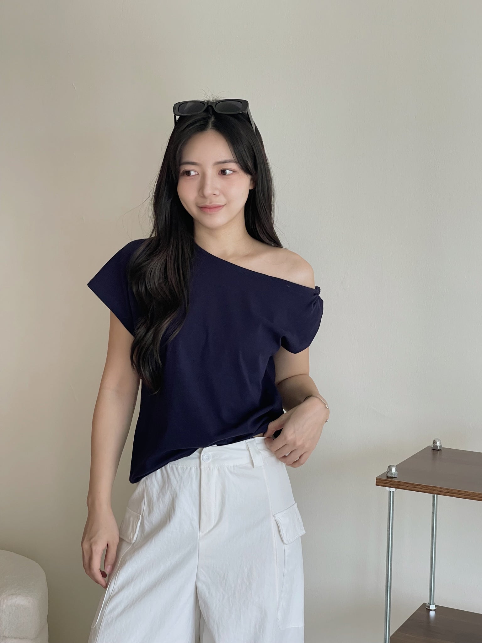 Knot Sleeve Casual Tee / 露锁骨显瘦扭结斜领T恤