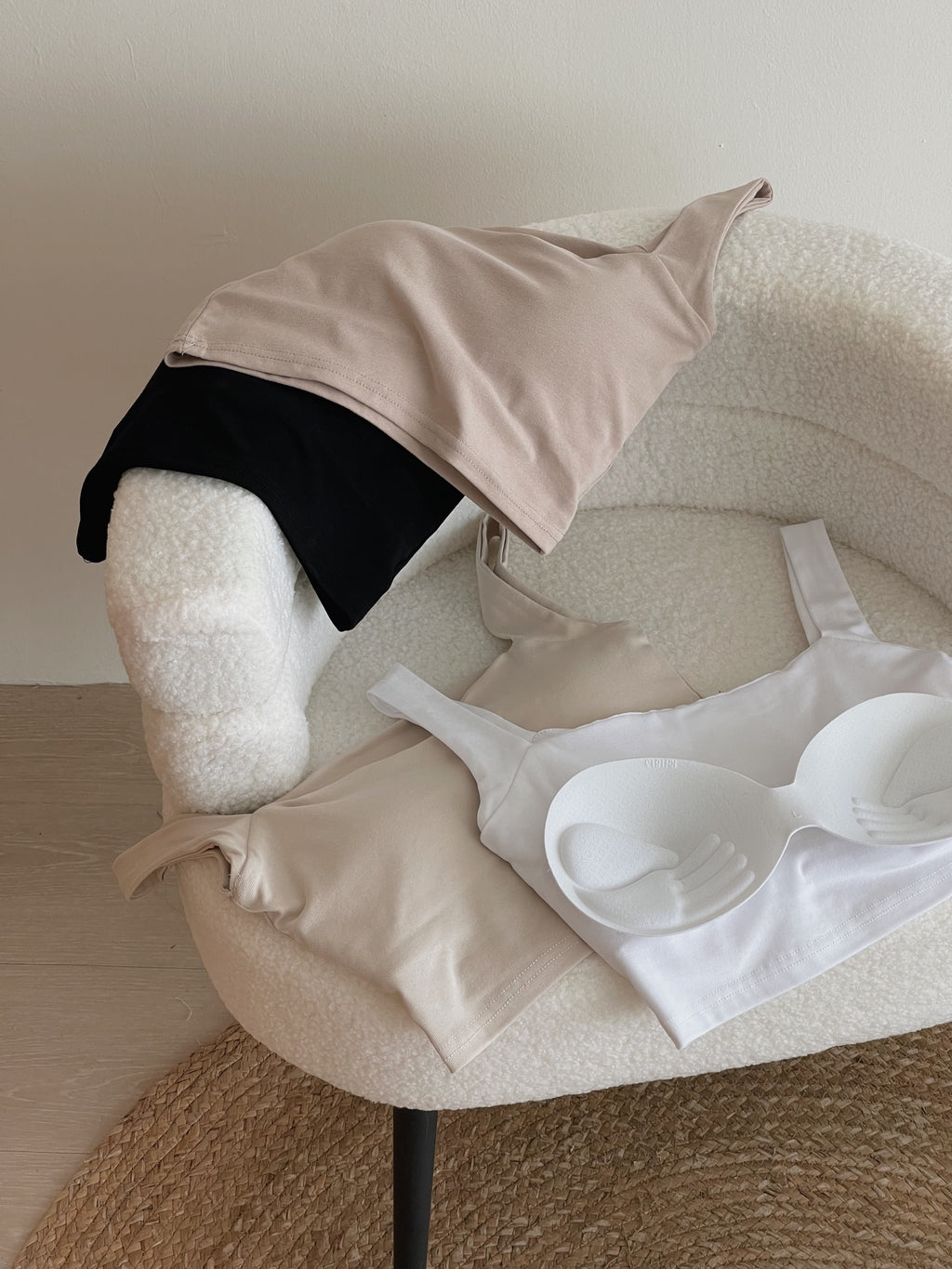 Sleeveless Crop Top With Removable Pad / 大方领遮副乳胸垫背心