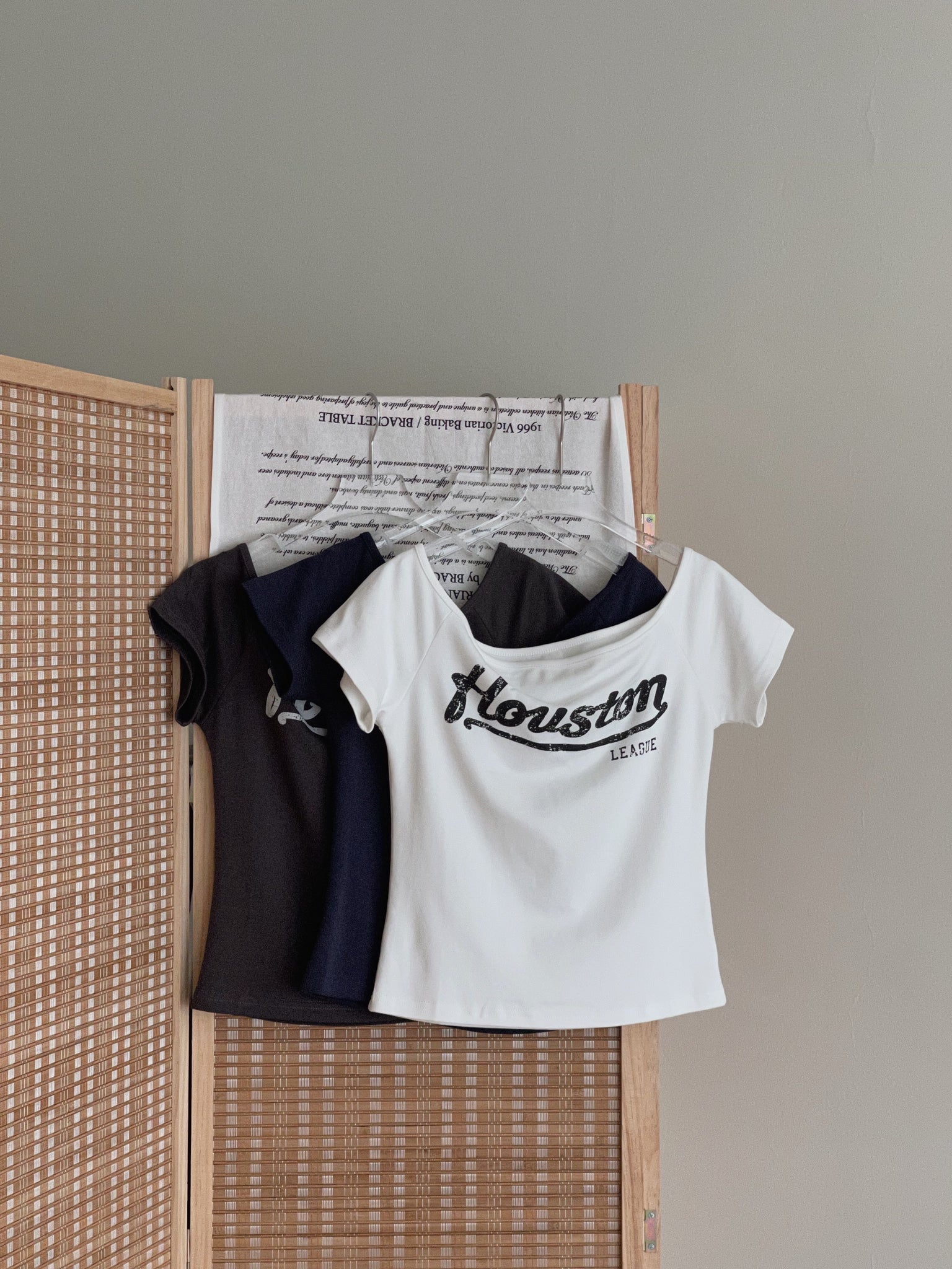 Letter Print  Slanted Shoulder Tee / 美式字母宽肩斜肩T恤