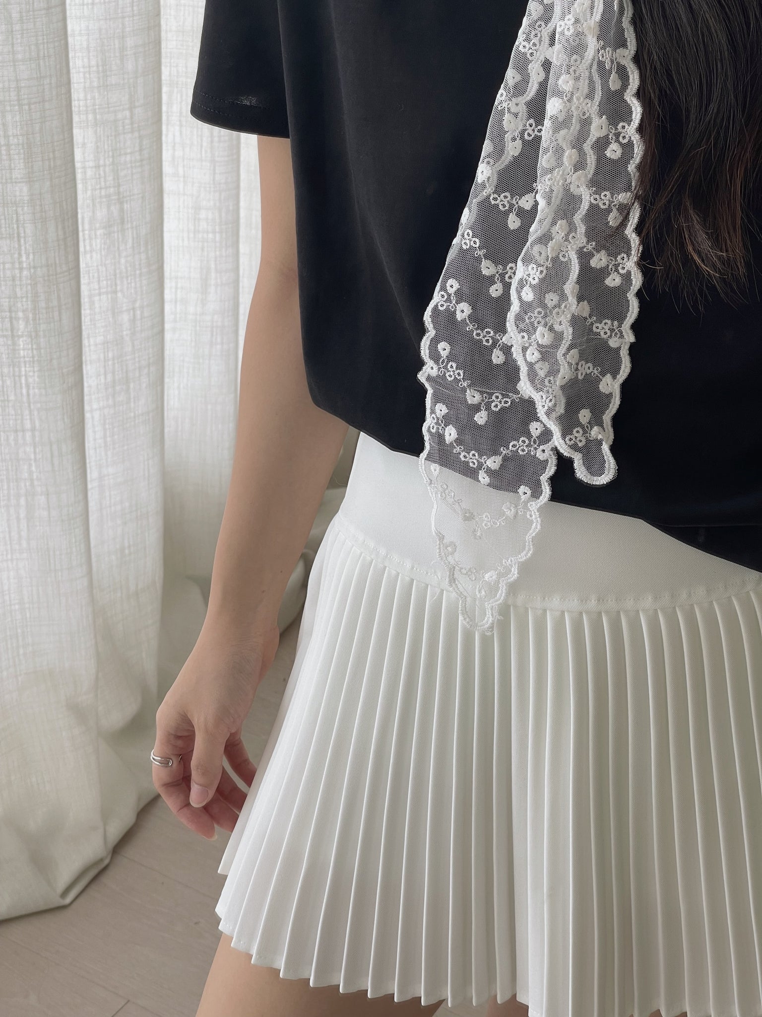 Lace Tie Plain Tee / 蕾丝带简约T恤