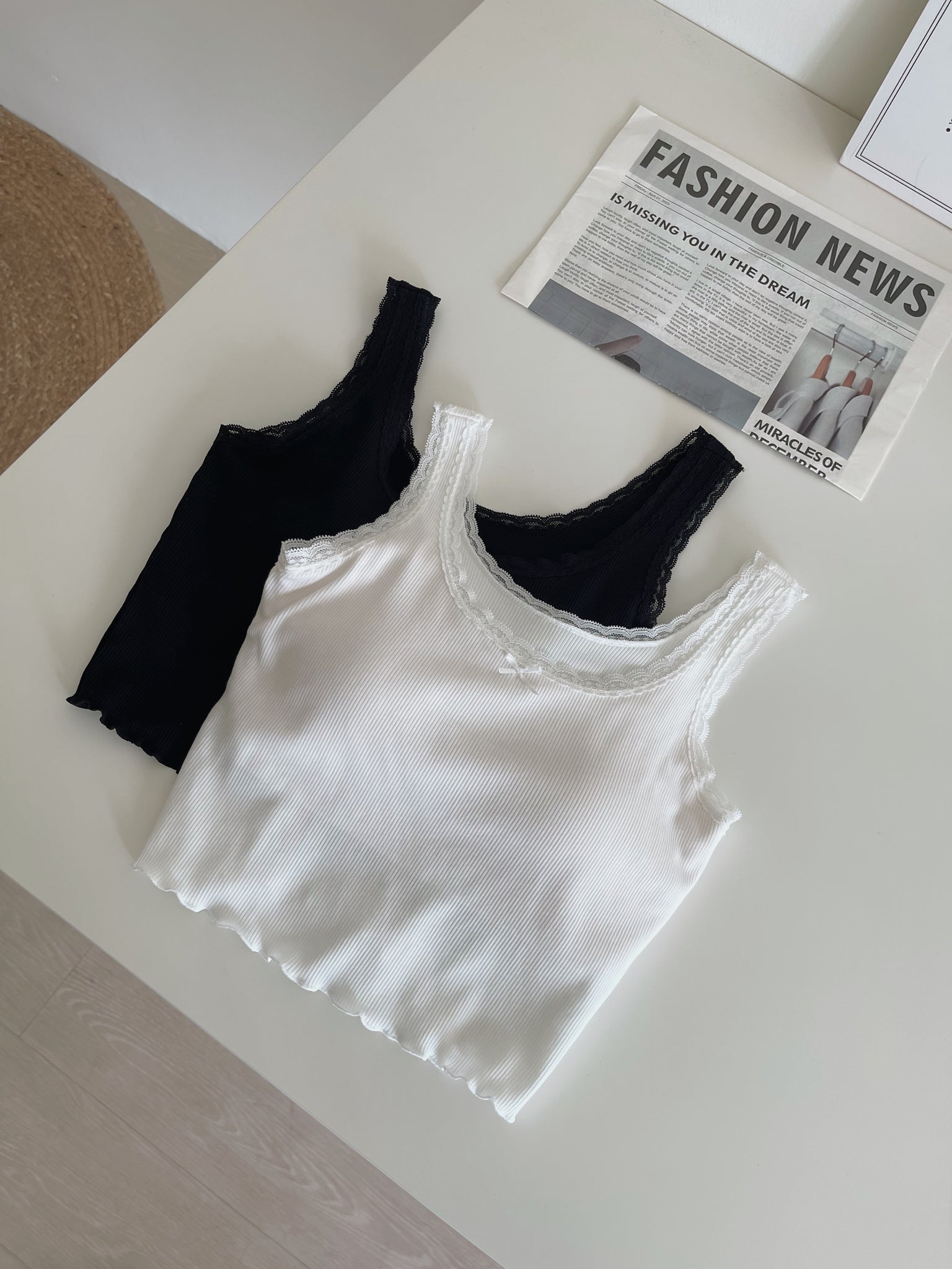 Lace Edge Padded Crop Top / 带胸垫遮副乳蕾丝短背心